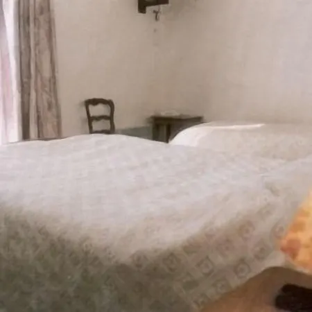 Hotel Restaurant La Paix La Robe Et Le Palais